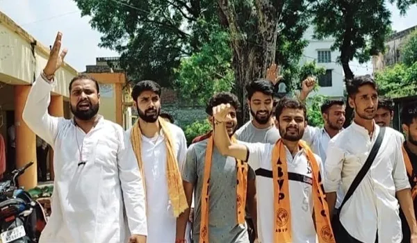 बिजनौर : छात्रों से अवैध वसूली को लेकर एबीवीपी का हंगामा