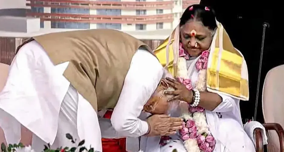 कंधे पर हाथ, बेशुमार प्यार-दुलार… माता अमृतानंदमयी से बड़ा गहरा है PM मोदी का नाता