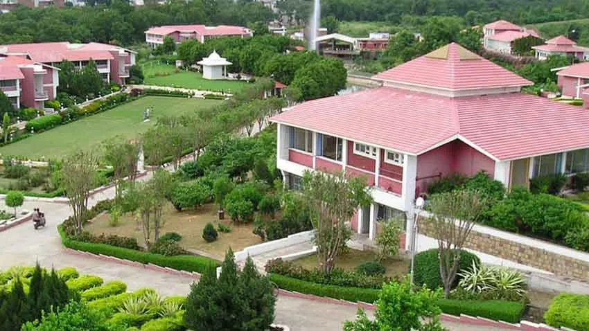 कभी पड़ता था सूखा, आज पानी ही पानी- ये है 80 करोड़पतियों का गांव, पढ़ें दिलचस्प कहानी | Zee Business Hindi