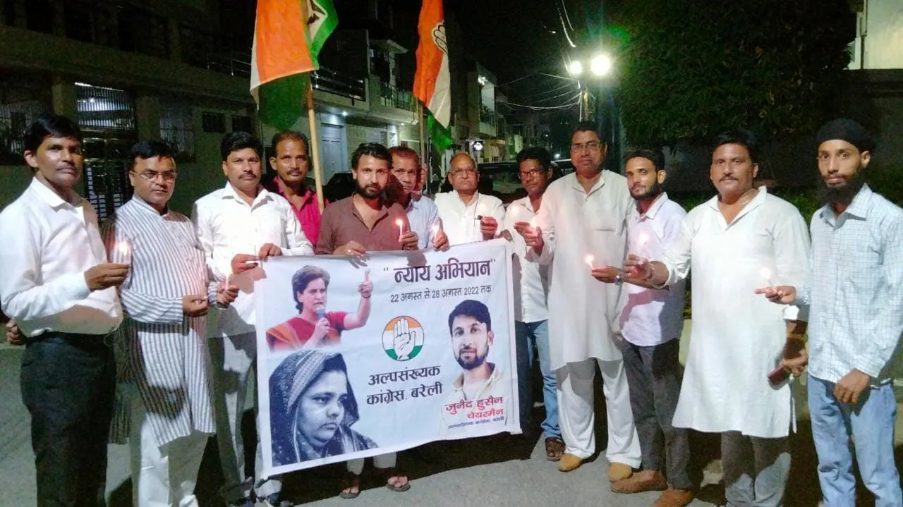बरेली: अल्पसंख्यक कांग्रेस के चेयरमैन जुनैद हुसैन के नेतृत्व में कांग्रेसियों ने निकाला कैंडल मार्च