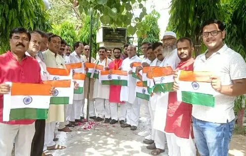 बरेली: कांग्रेस महानगर कमेटी ने दामोदर पार्क में किया ध्वजारोहण