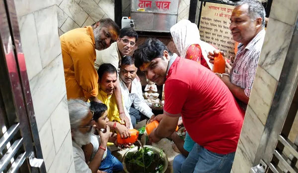 अमरोहा : सावन के चौथे सोमवार को शिवभक्तों ने किया जलाभिषेक, हर- हर महादेव के जयकारों से गूंजा वातावरण