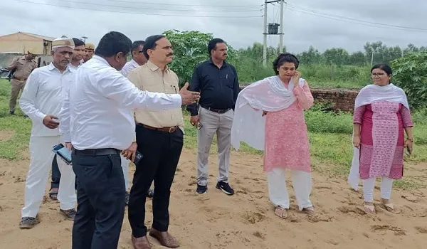 अमरोहा गोवंश मौत मामला: गोशाला पहुंचे डीएम ने जाना गायों के स्वास्थ्य का हाल, दिए दिशा निर्देश