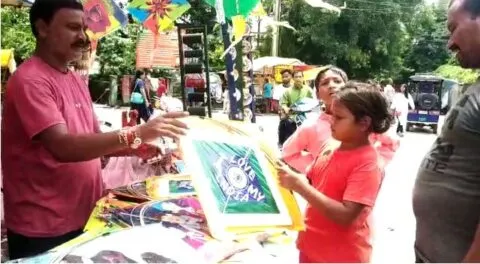 हल्द्वानी: रक्षाबंधन पर पतंगबाजी के उल्लास से छाया आकाश, हरियाणा की फैंसी पतंगों की धूम