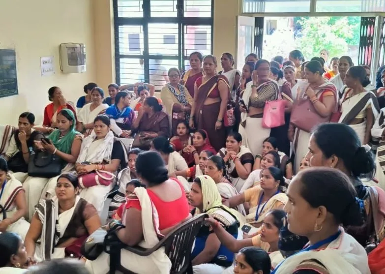 पीलीभीत: बकाया मानदेय को लेकर आशा वर्करों ने सीएमओ कार्यालय का किया घेराव