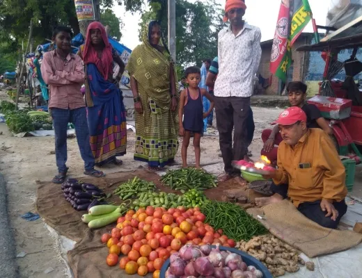 अयोध्या : सपा नेता ने सब्जियों की आरती उतार प्रधानमंत्री को भेजा आचमन, किया अनोखा विरोध
