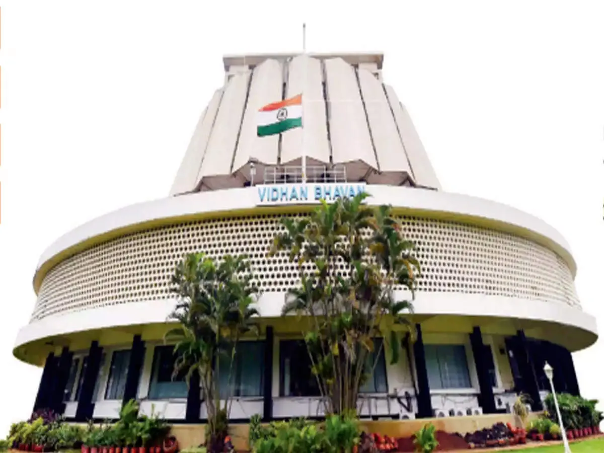 मुंबई में विधानभवन के बाहर एक व्यक्ति ने आत्मदाह का प्रयास किया
