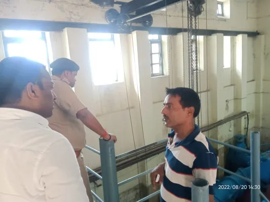 अयोध्या : कमिश्नर को पानी मिला गंदा, डीएम के सामने मेट ने अधिकारी की खोली पोल