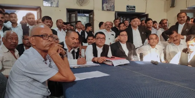 कालिका ढाबा मामला : आरोपियों की पैरवी करने वाले वकील की कुर्सी जब्त, कचहरी में घुसने पर भी पाबंदी