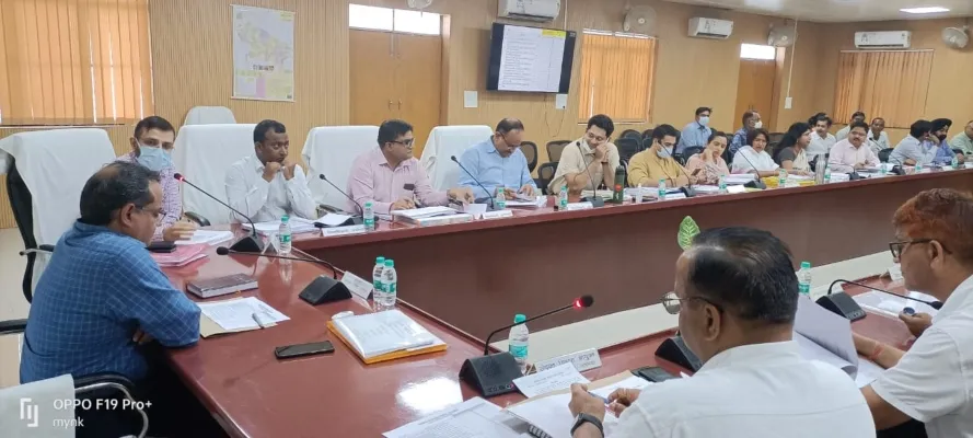 अयोध्या : मंडलायुक्त ने की समीक्षा बैठक, कहा- प्रदेश में अच्छी रैंकिंग के लिए कार्य करें मंडलीय अधिकारी