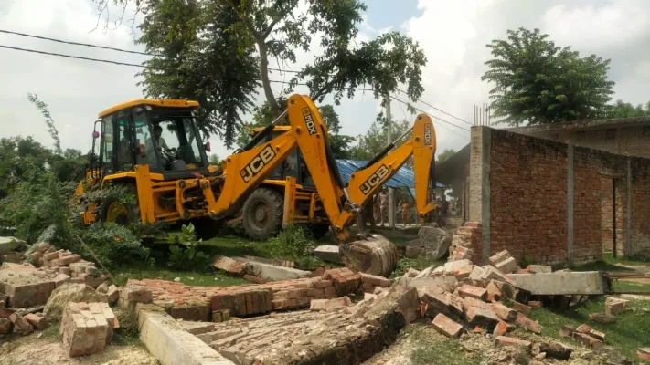 सुल्तानपुर : स्मैक तस्कर की ढाई करोड़ की संपत्ति कुर्क, अवैध निर्माण पर चला बुलडोजर