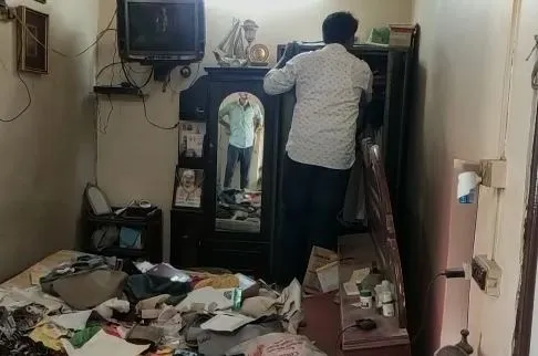 बदायूं: चोरों ने बंद मकान को बनाया निशाना, चांदी के जेवर समेत एक लाख की नकदी ले उड़े, अपना ताला डाल गए चोर