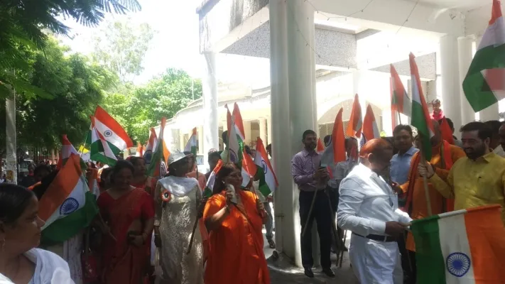 बाराबंकी : जिला प्रशासन ने निकाली तिरंगा यात्रा, छात्र- छात्राओं ने किया झांकियों का प्रदर्शन