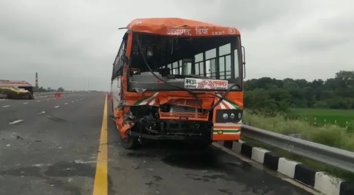 बाराबंकी: दुर्घटनाग्रस्त ट्रक से टकराई अनुबंधित बस, कई घायल, चार की हालत गंभीर