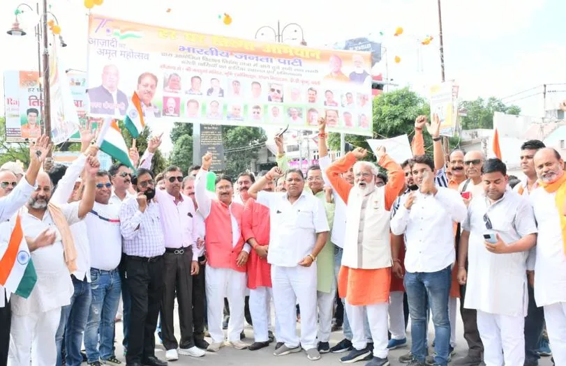 बरेली: डीडीपुरम से निकली विशाल तिरंगा यात्रा, सांसद संतोष गगवार,एमएलसी कुंवर महाराज सिंह, महापौर उमेश गौतम रहे मौजूद