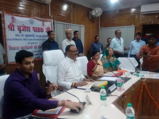 हरदोई : डिप्टी सीएम ने किया मेडिकल कॉलेज का निरीक्षण, बोले- जिले को यूपी में बनाएंगे नंबर वन
