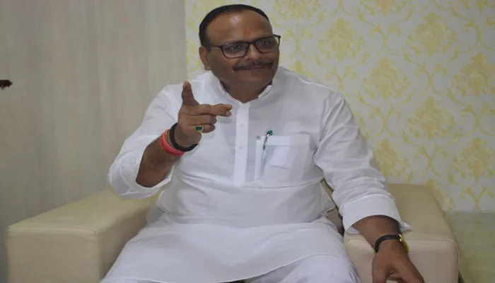लखनऊ : आम आदमी की तरह डिप्टी सीएम ब्रजेश पाठक ने किया मेट्रो में सफर, वीडियो वायरल