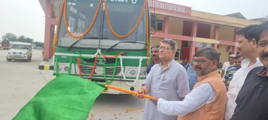 अयोध्या : दो विधायकों ने चित्रकूट के लिए रवाना की बस, कार्यक्रम से मीडिया को रखा दूर