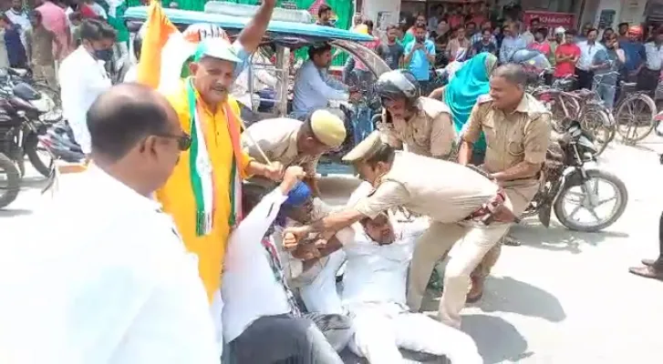 गोरखपुर : बढ़ती बेरोजगारी, महंगाई को लेकर गांधी प्रतिमा पर कांग्रेस ने किया विरोध प्रदर्शन