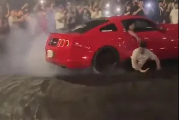 Viral Video: स्टंट के दौरान हुआ बड़ा हादसा, शख्स के ऊपर से गुजरी कार, वीडियो देख आप भी रह जाएंगे हैरान