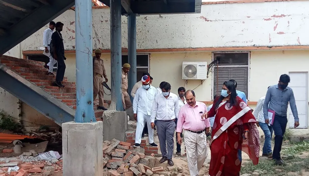 बरेली: आयुक्त कार्यालय में सोलर ट्री की लाइटें खराब, कमिश्नर नाराज