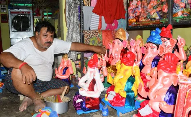 बरेली: मूर्ति बनाने की ऐसी कला…हर कोई देख रह जाए दंग, 62 साल पहले पिता ने शुरू किए काम को बेटे ने बनाई जीविका