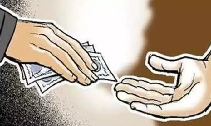 बरेली: कनेक्शन कराने के नाम पर वसूली, संविदा कर्मचारी का वीडियो वायरल