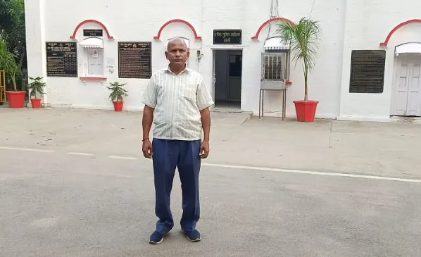 बरेली: 11 महीने से बेटा गायब, न्याय न मिलने से आहत पिता SSP ऑफिस में बैठा, कहा- खुलासा न होने तक नहीं जाऊंगा