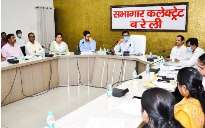 बरेली: विकास कार्यों को लेकर डीएम ने की समीक्षा बैठक
