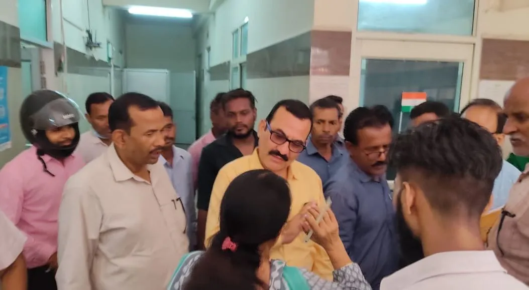 बरेली: जिला महिला अस्पताल में कर्मचारियों ने किया प्रदर्शन, CMS को सौंपा ज्ञापन