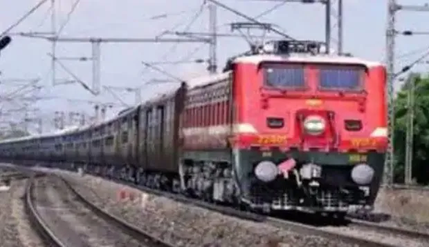 वाराणसी बरेली एक्सप्रेस के लोको पायलट ने ओवर शूट किया सिग्नल, मचा हड़कंप