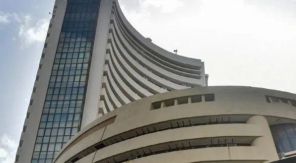 शुरुआती कारोबार में सेंसेक्स 500 अंक से अधिक चढ़ा, निफ्टी पहुंचा 17,650 के पार