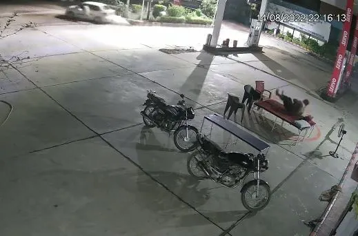 बरेली: पेट्रोल पंप से तेल लूटने की घटना सीसीटीवी में कैद, देखें वीडियो