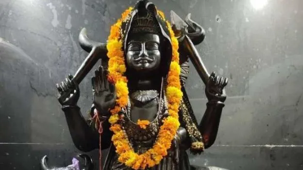 Shani Amavasya 2022: आज है शनि अमावस्या, शनिदेव को पसन्न करने के लिए इन मंत्रों का करें जाप
