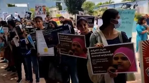 बिल्किस बानो मामला: राकांपा की महिला कार्यकर्ताओं ने दोषियों की रिहाई के खिलाफ प्रदर्शन किया