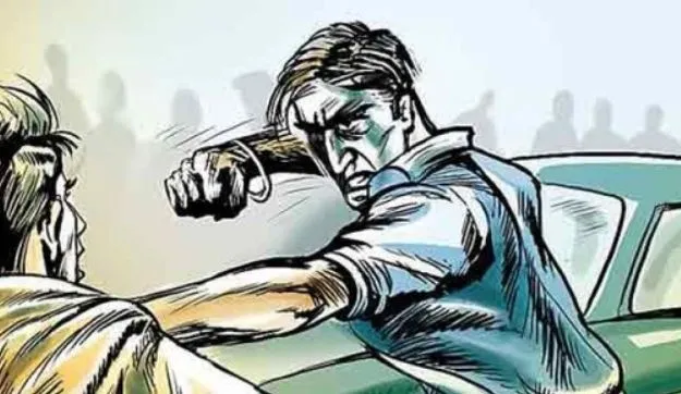 पीलीभीत: नगरपालिका के ठेका सफाई कर्मचारी ने सुपरवाइजर को पीटा