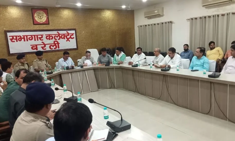 बरेली: ट्रैफिक पर बोले संतोष गंगवार, कहा- अनाधिकृत रूप से चौराहों पर लगा दीं महंगी लाइटें
