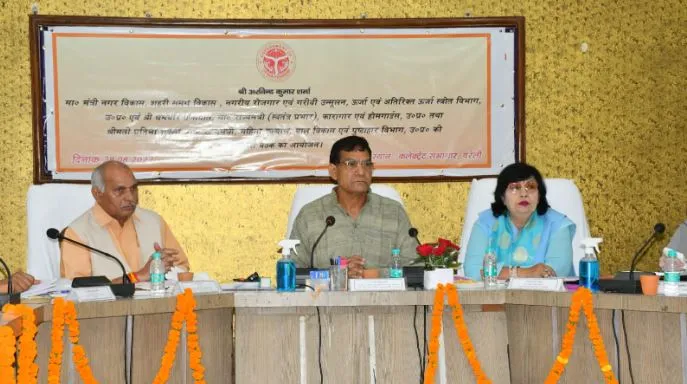 बरेली: कलेक्ट्रेट में प्रभारी मंत्री अरविंद शर्मा ने की समीक्षा बैठक, इन मुद्दों पर हुई चर्चा