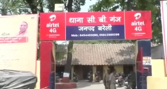 बरेली: पेड़ काटने और शंकर जी की मूर्ति खंडित होने पर ग्रामीणों ने किया थाने का घेराव