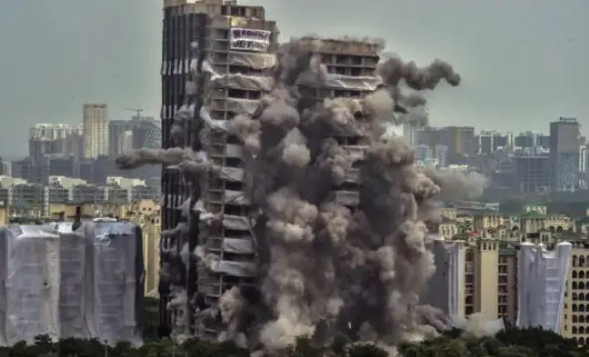 बड़े आराम से! Noida Twin Towers के ढहने से पहले बिल्डिंग में सोता रहा ये शख्स