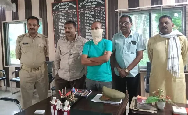 लखीमपुर-खीरी: पलिया मंडी समिति सचिव को घूस लेते रंगे हाथ पकड़ा, जानें पूरा मामला