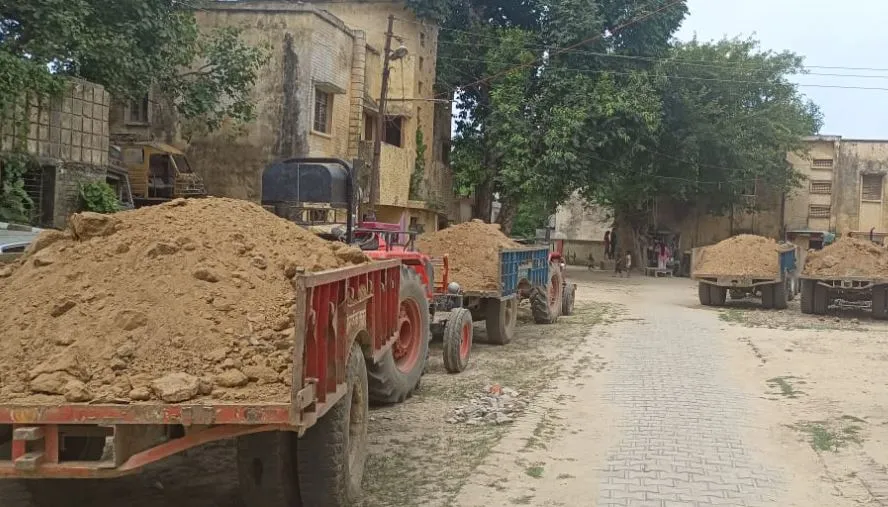 शाहजहांपुर: मिट्टी खनन में पकड़ीं गईं छह ट्रैक्टर-ट्रॉली, पुलिस ने किए सीज