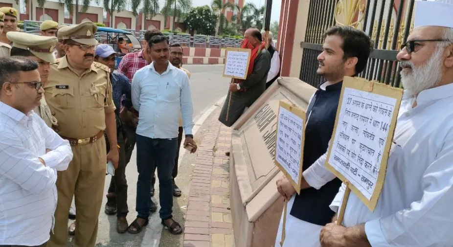 रामपुर: गांधी समाधि पर 65 मिनट खामोश खड़े रहे सपाई, धरने की अनुमति नही मिली तो गांधी समाधि पहुंचे