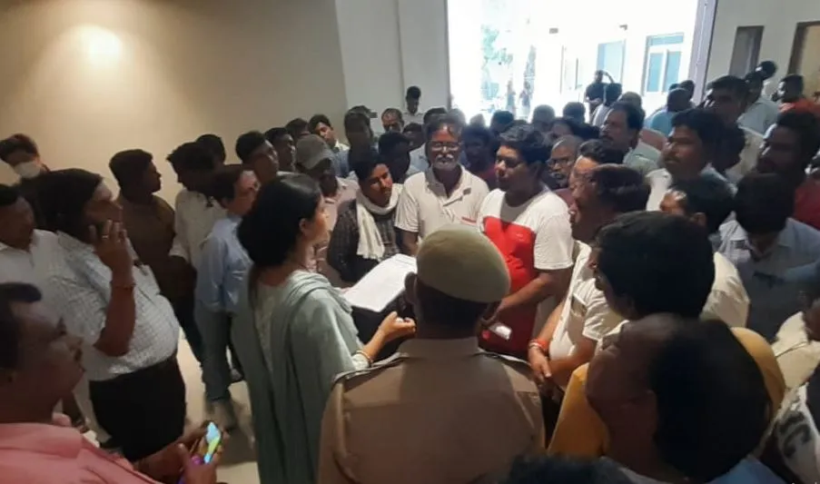 बरेली: बर्खास्त कर्मचारी को क्यों बैठा रखा, तुरंत हटाइए- नगर आयुक्त