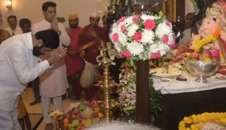 महाराष्ट्र के मुख्यमंत्री ने अपने सरकारी आवास पर भगवान गणेश का किया स्वागत