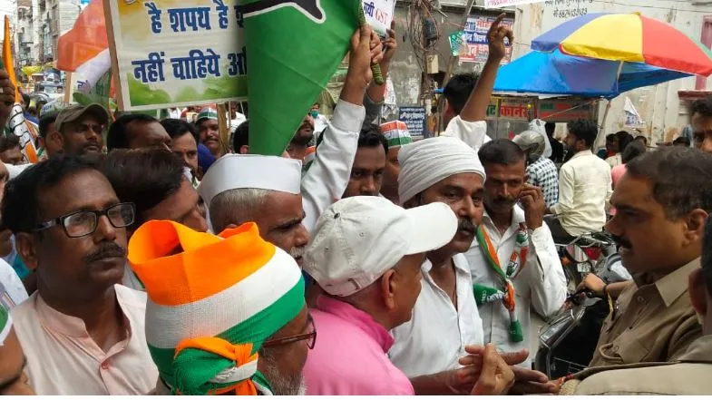 लखीमपुर-खीरी: ईडी की कार्रवाई के विरोध में कांग्रेसियों ने घेरी कोतवाली, जमकर की नारेबाजी