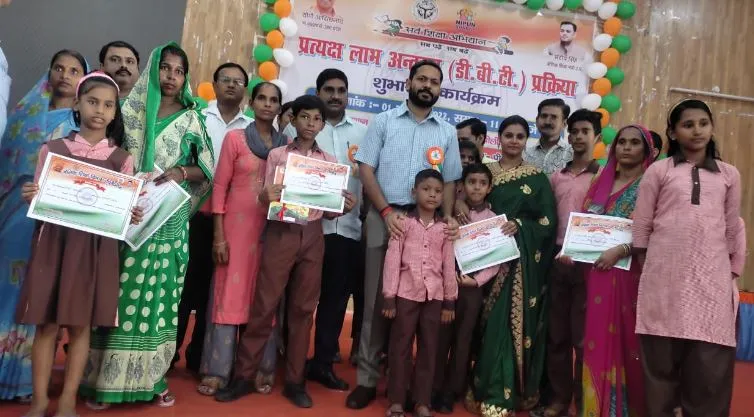 पीलीभीत: 1.32 लाख बच्चों के खाते में भेजे गए 1200 रुपये, अफसरों ने कहा- शत प्रतिशत हो यूनिफॉर्म की खरीद
