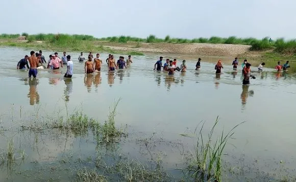बरेली: किसान की बाइक समेत देवहा नदी में गिरने से मौत, मचा कोहराम
