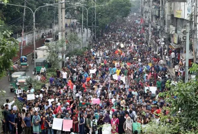 बांग्लादेश में हाहाकार, 50 प्रतिशत बढ़े पेट्रोल-डीजल के दाम, सड़कों पर उतरी जनता