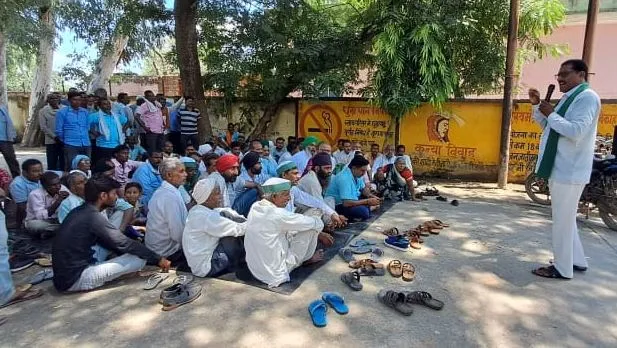 शाहजहांपुर: ट्रैक्टर-ट्रॉली में आवारा पशुओं को लादकर पहुंचे ब्लॉक कार्यालय पहुंचे किसान, बैठे धरने पर
